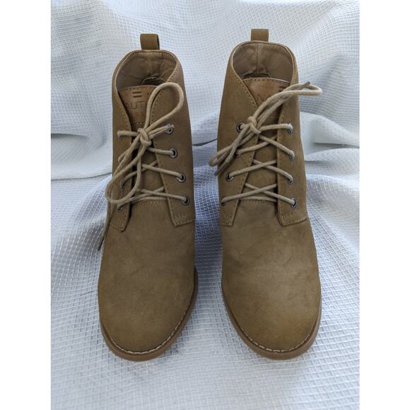 NAUTICA! CAMEL TAN VEGAN SUEDE WEDGE HEEL LACE-UP BOOTS, BOOTIES! SZ 8.5 - Picture 2 of 9